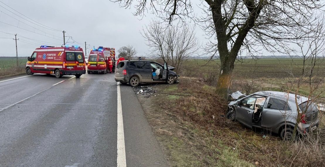 Accident între localitățile Sâmbăteni și Cicir. Două persoane au fost transportate la spital