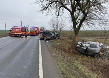 Accident între localitățile Sâmbăteni și Cicir. Două persoane au fost transportate la spital