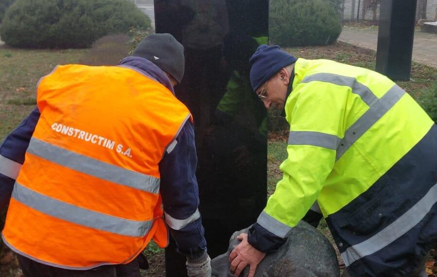 O firmă privată finalizează reabilitarea busturilor personalităților din Parcul Central „Anton Scudier” și le montează înapoi pe Aleea Personalităților/Foto