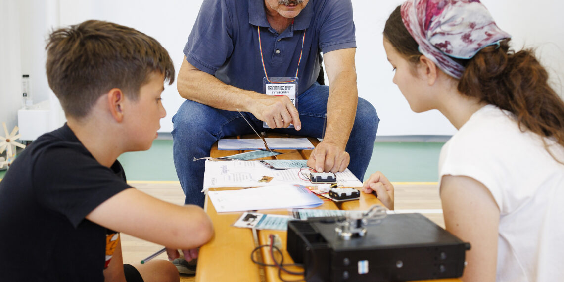 Peste 6.460 de copii din vestul țării au explorat știința prin atelierele Științescu – un program coordonat de Fundația Comunitară Timișoara