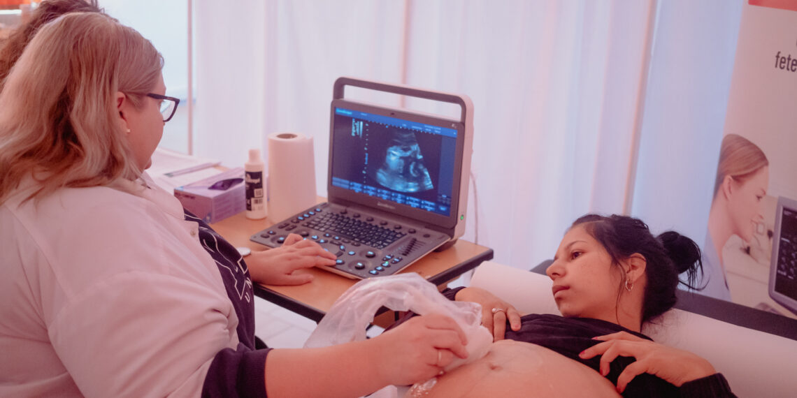 Sarcina la vârste fragede – risc major pentru mamă și copil. Salvați Copiii cere sprijinul companiilor pentru dotarea maternităților