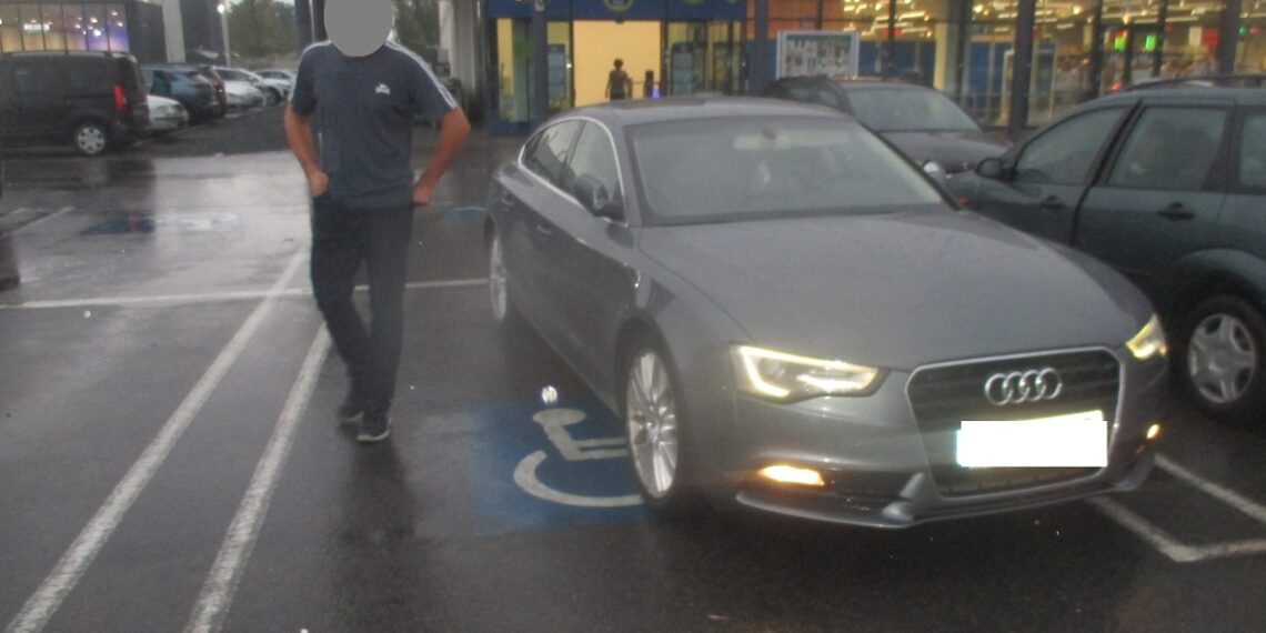Sancțiuni de peste un milion de lei aplicate de polițiștii locali conducătorilor auto care parchează pe locurile amenajate pentru persoane cu dizabilități – astfel de cazuri sunt constatate zilnic