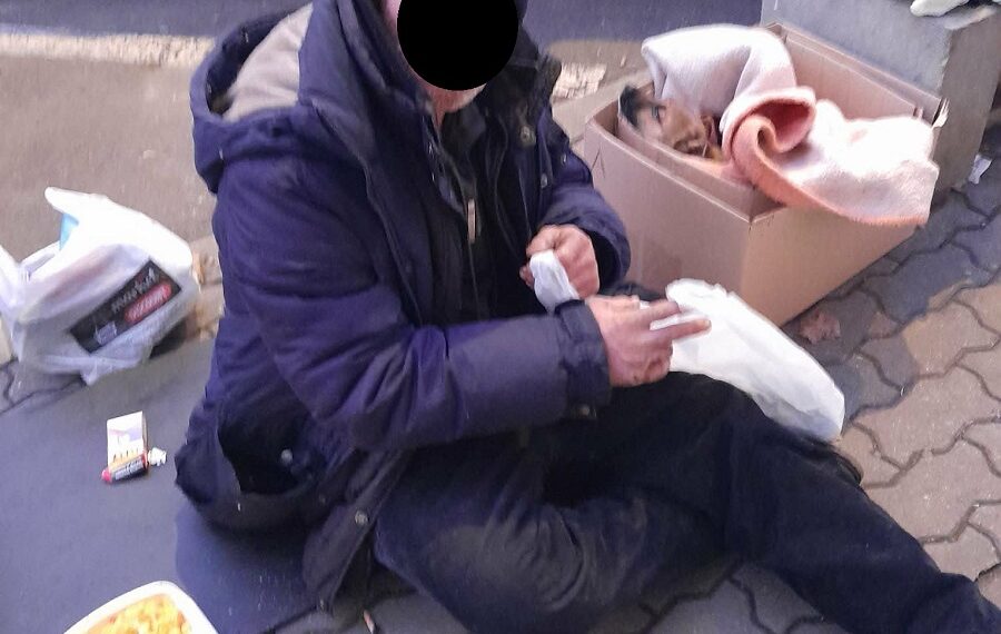 Numărul cerșetorilor și persoanelor fără adăpost depistate de polițiștii locali pe străzi a scăzut o dată cu venirea frigului – 75 de persoane predate serviciilor sociale în ultima lună