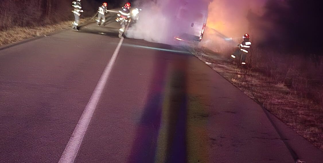 Microbuz cuprins de flăcări între Târnova și Șilindia. Două persoane au scăpat nevătămate