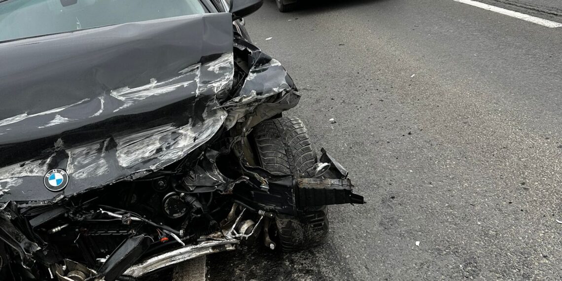 Impact violent pe DN 6: tânăr rănit și dosar penal deschis în urma coliziunii cu parapetul