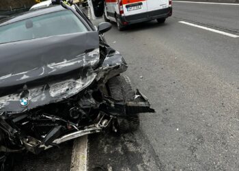 Impact violent pe DN 6: tânăr rănit și dosar penal deschis în urma coliziunii cu parapetul