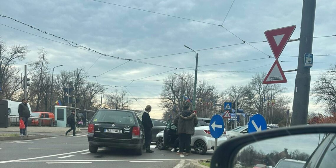 Accident rutier în Timișoara: minoră rănită după ce a trecut pe roșu/Video