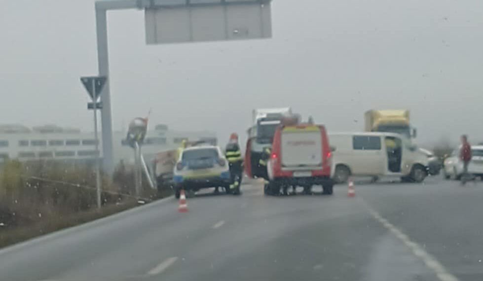 Accident la Sânandrei după o întoarcere fără asigurare: pasageră rănită