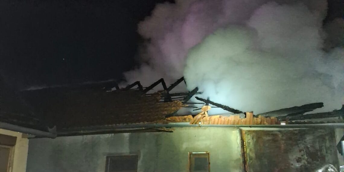 Intervenție pentru stingerea unui incendiu la o casă din localitatea Apateu