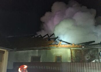 Intervenție pentru stingerea unui incendiu la o casă din localitatea Apateu