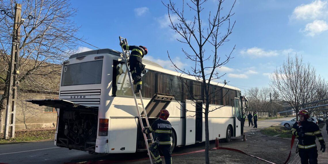 Incendiu la un autobuz din Sânnicolau Mare, 52 de pasageri în siguranță