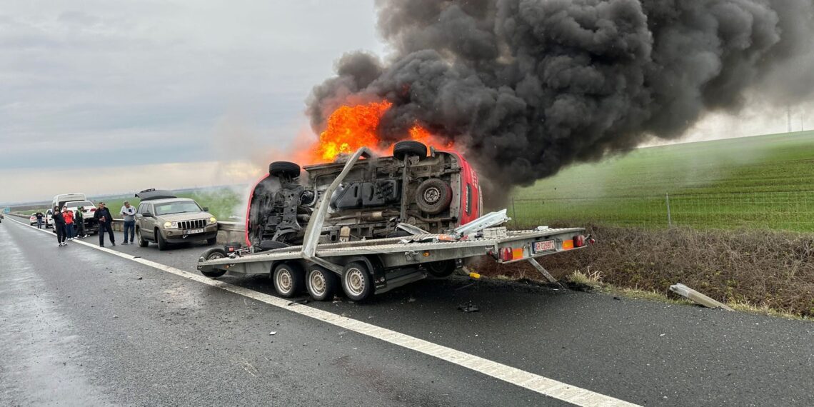 Ambulanță pentru dializă cuprinsă de flăcări pe A1, în zona Pișchia – fără victime/Video
