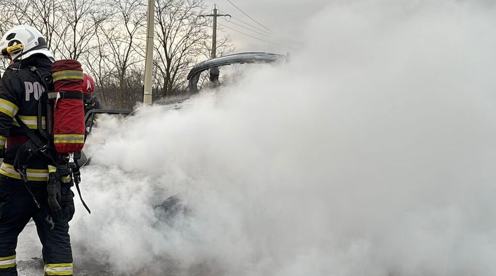 Autoturism cuprins de flăcări în localitatea Horia. Intervenție a pompierilor din Arad