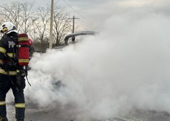 Autoturism cuprins de flăcări în localitatea Horia. Intervenție a pompierilor din Arad