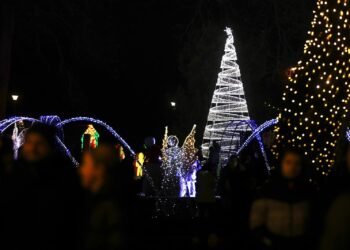 „Lights of the Village” a atras mii de vizitatori în prima seară la Muzeul Satului Bănățean/Foto