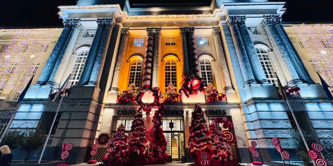 Clădirea Consiliului Județean Timiș a fost îmbrăcată în haine de sărbătoare/Foto