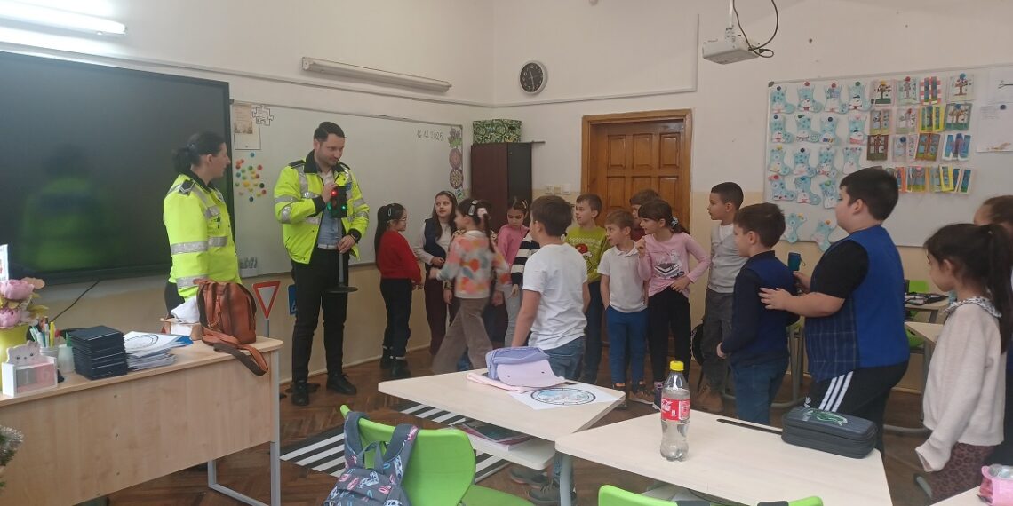 Polițiștii locali, primiți cu bucurie, dar și cu interes de elevii de la Liceul Grigore Moisil și Școala Gimnazială nr. 24 în cadrul ”Săptămânii Altfel”