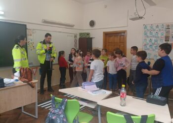 Polițiștii locali, primiți cu bucurie, dar și cu interes de elevii de la Liceul Grigore Moisil și Școala Gimnazială nr. 24 în cadrul ”Săptămânii Altfel”