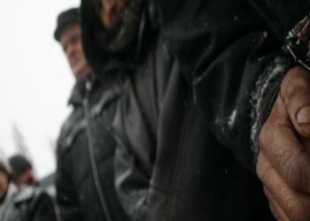 Bărbat salvat de polițiști după ce a fost găsit imobilizat de frig pe calea ferată