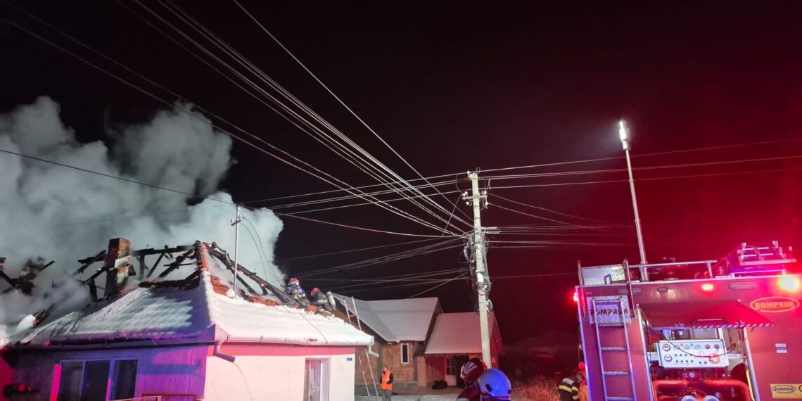 Intervenție pentru stingerea unui incendiu izbucnit la o casă