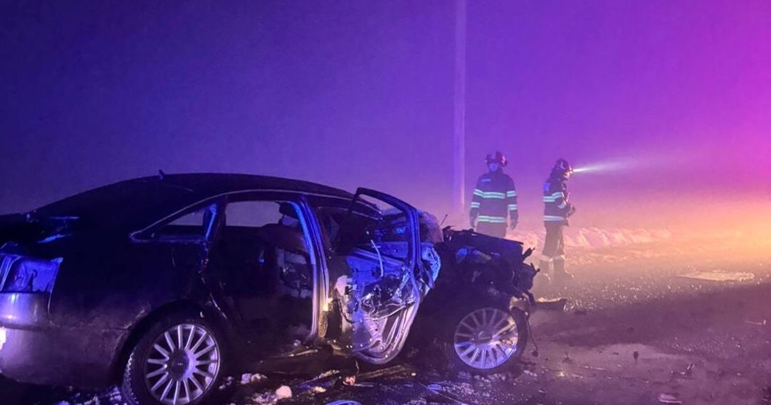 Accident la Curtici. Două persoane au rămas încarcerate