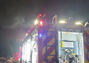 Intervenție pentru stingerea unui incendiu izbucnit la un garaj