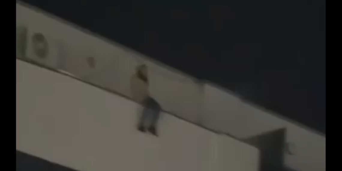 Momente de groază la Arad. O tânără de 24 ani, din județul Timiș, a vrut să se arunce de la balconul etajului 9