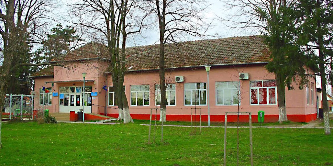 Ședință la Primăria din Sânmihaiu Român. Subiectul: minorul de 13 ani acuzat de crimă și familia lui