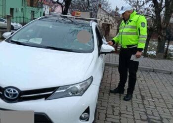 Acțiuni ale polițiștilor locali pe linie de transport persoane – 49 de sancțiuni aplicate unor conducători auto de taximetre, dar și șoferilor care parchează fără drept în stațiile taxi