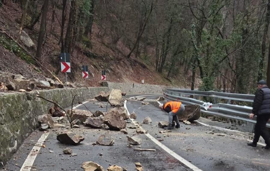 Trafic îngreunat pe DN 67D Valea Cernei – Băile Herculane din cauza unei alunecări de teren