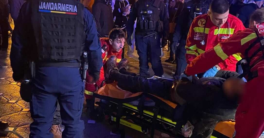 Jandarmii timișeni au spart panourile metalice pentru a salva un bărbat căzut în pasajul din Piața Victoriei