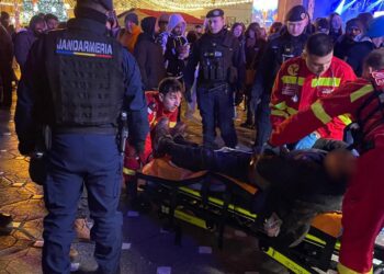 Jandarmii timișeni au spart panourile metalice pentru a salva un bărbat căzut în pasajul din Piața Victoriei