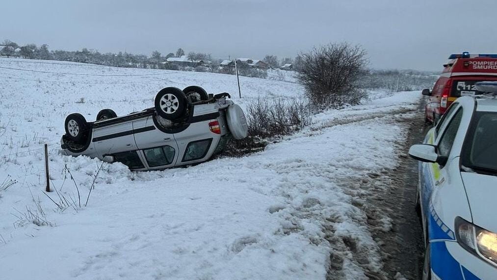 Accident rutier în Timiș: un bărbat rănit după ce un autoturism s-a răsturnat în afara carosabilului