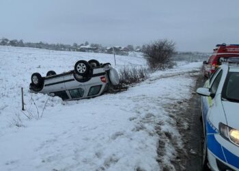 Accident în Caraș-Severin: un pasager rănit după răsturnarea unui autoturism