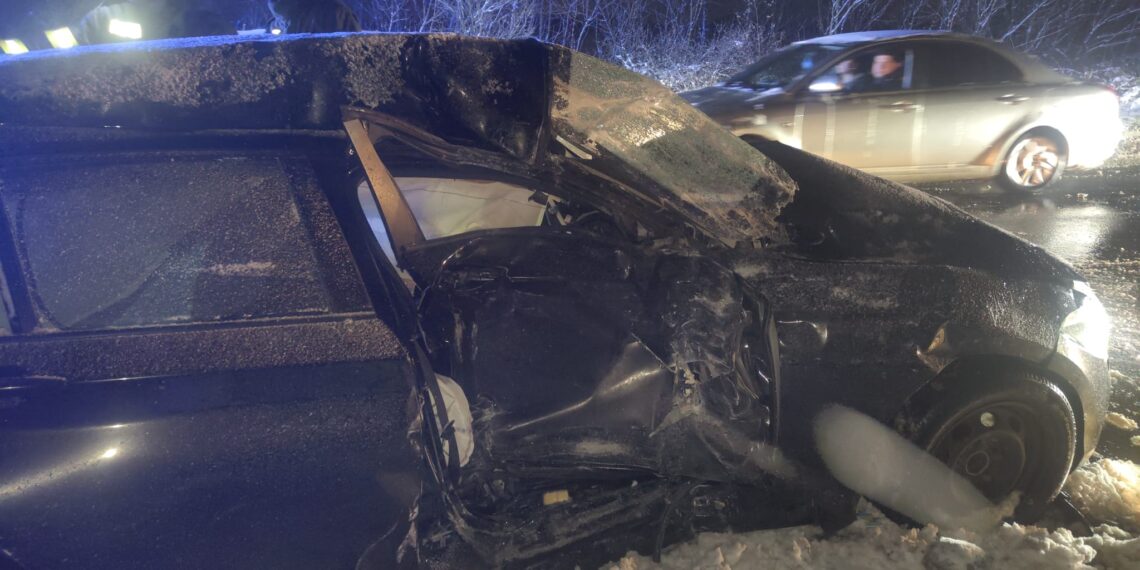 Accident grav pe DN 6! O femeie de 28 de ani a ajuns la spital după ce s-a ciocnit cu un autobuz