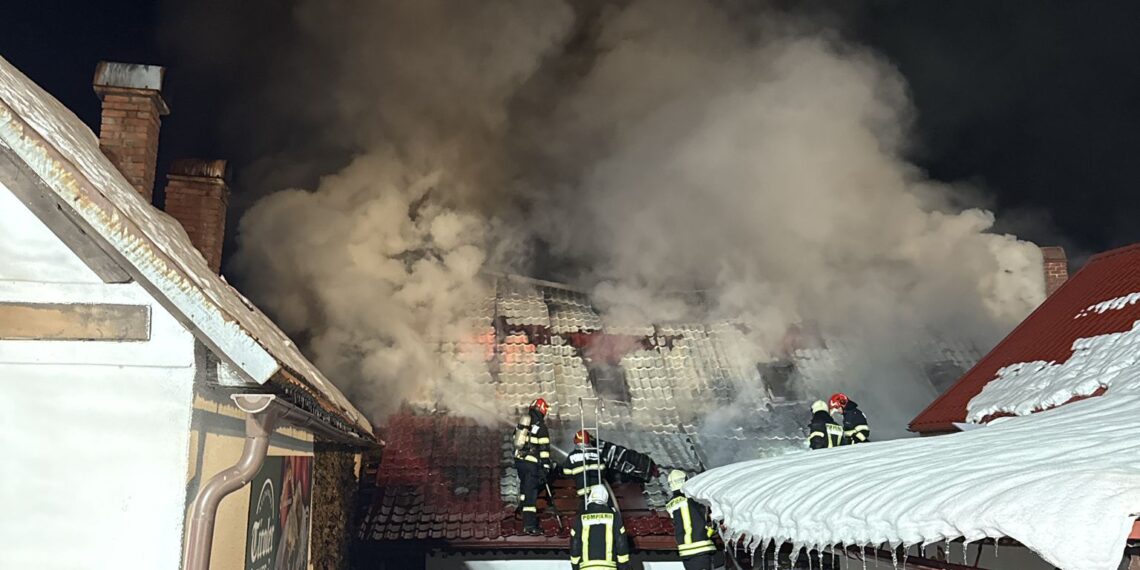 Incendiu la o pensiune din Gărâna: acoperișul și etajul, distruse complet