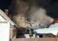 Incendiu la o pensiune din Gărâna: acoperișul și etajul, distruse complet