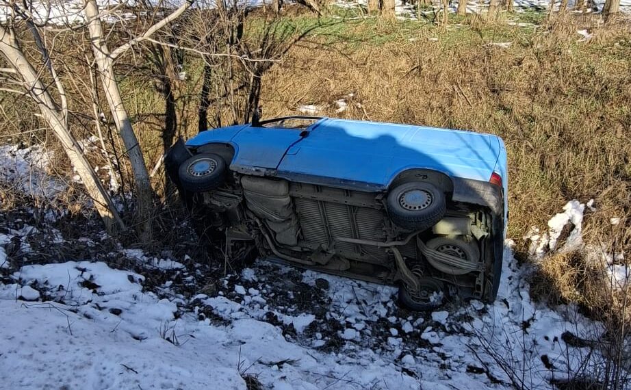 Accident grav în Moșnița Nouă: un bărbat de 54 de ani a murit după ce a ieșit cu autoutilitara de pe carosabil