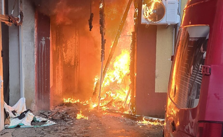 Incendiu la un bloc din Reșița, după ce câteva aparate de încălzire au fost lăsate nesupravegheate