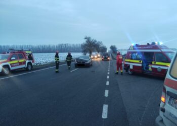Accident rutier la Sânandrei: două femei transportate la spital după coliziunea dintre două autoturisme
