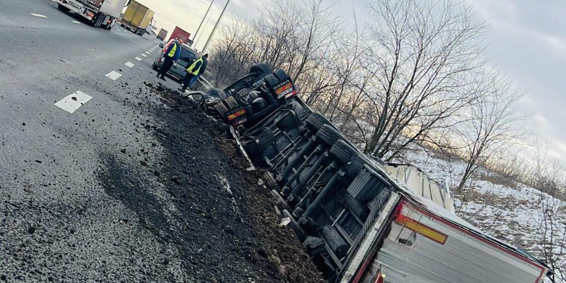 Accident rutier pe A1, în zona nodului Giarmata: autotren răsturnat în afara carosabilului
