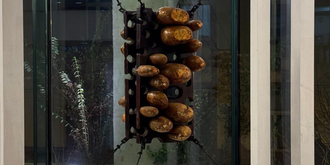 Gest cultural de excepție la Timișoara: artistul Bata Marianov donează Consiliului Județean Timiș sculptura „Hambar de sori”