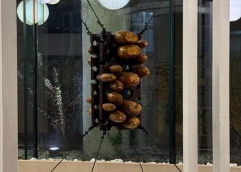 Gest cultural de excepție la Timișoara: artistul Bata Marianov donează Consiliului Județean Timiș sculptura „Hambar de sori”