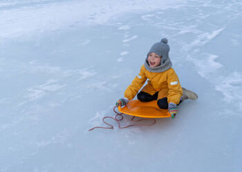 Avertisment pentru părinți: Joaca pe lacul înghețat din Dumbrăvița este extrem de periculoasă