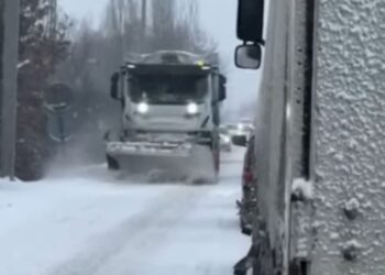 Trafic deviat de pe Autostrada A1 din cauza ninsorilor abundente. Circulație în convoi pe DN 68A Margina–Holdea