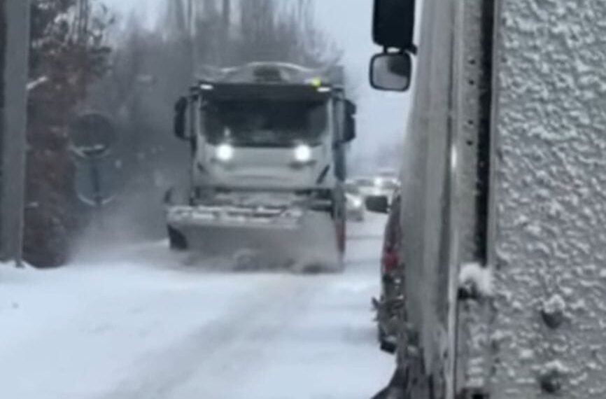 Trafic deviat de pe Autostrada A1 din cauza ninsorilor abundente. Circulație în convoi pe DN 68A Margina–Holdea