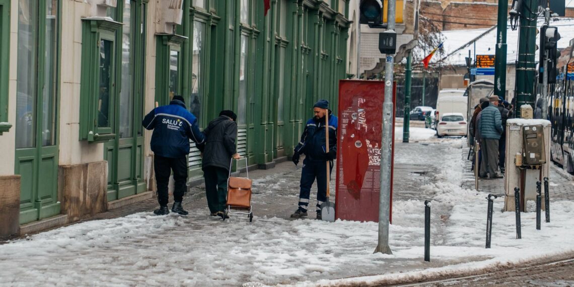 Intervenții de deszăpezire în Timișoara: peste 50 de tone de material antiderapant împrăștiate