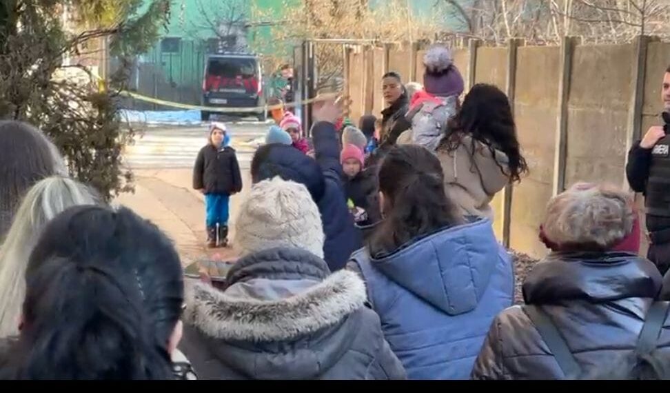 Timișoara: Grădiniță evacuată după sesizarea unui miros de gaz/Video