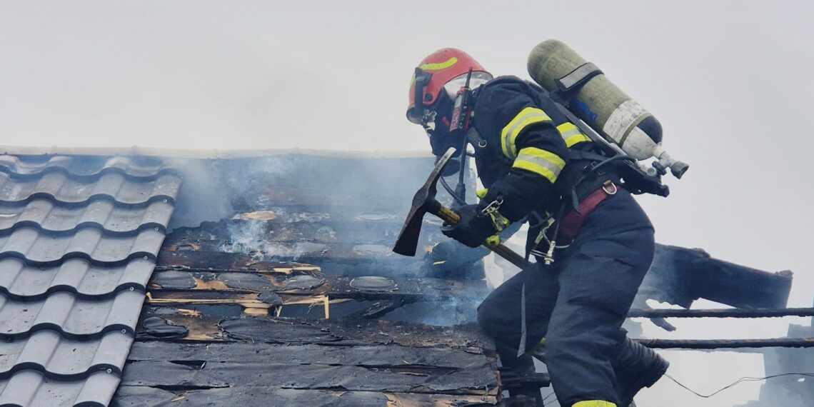 Incendiu la o casă din Izvin. Intervin mai multe autospeciale/Update: Incendiul a fost lichidat