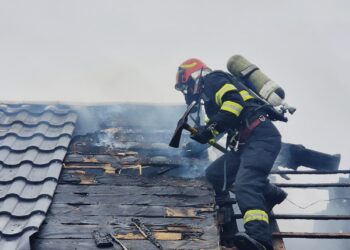 Incendiu la o casă din Izvin. Intervin mai multe autospeciale/Update: Incendiul a fost lichidat